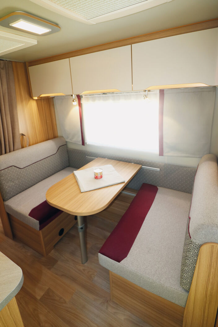 Die moderne Möblierung sorgt zusammen mit den Polsterfarben für eine angenehme Wohnatmosphäre.