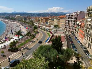 In Nizza herrscht auch im Frühsommer bereits reges Treiben zwischen den Altstadtgassen und an den Stränden.