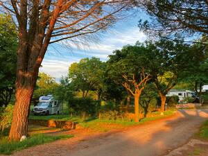 Nicht weit vom Stadttreiben Nizzas entfernt, bieten sich zahlreiche, schön gelegene Campingplätze für eine ruhige Nacht an.