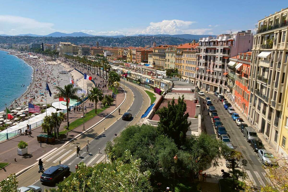 À Nice, dès le début de l’été, l’animation règne dans les ruelles de la vieille ville et sur les plages.