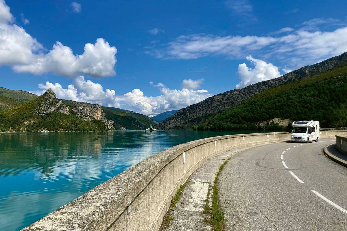Exploration tranquille le long du Verdon et de ses lacs de barrage.