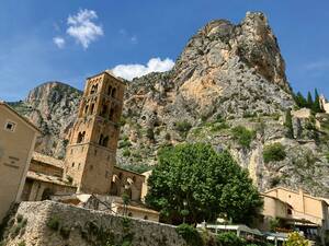 Le petit village de Moustiers-Ste-Marie se blottit contre les parois rocheuses abruptes.