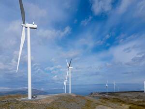 Ziemlich klein wirkt das Wohnmobil neben dem Windrad des Windparkes Havøysund oberhalb des kleinen Fischerdörfchens Havøysund am Ende der Nationalen Touristenstrasse 889.
