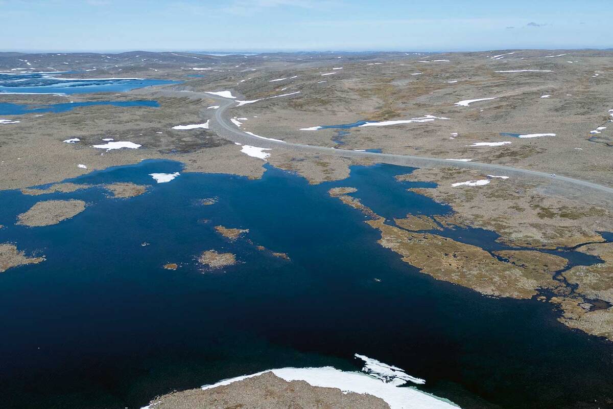 Karge Landschaft prägt die rund 70 Kilometer, die wir auf der 889, der Nationalen Touristenstrasse RV 889, in Richtung Havøysund zurücklegen.