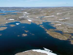 Karge Landschaft prägt die rund 70 Kilometer, die wir auf der 889, der Nationalen Touristenstrasse RV 889, in Richtung Havøysund zurücklegen.