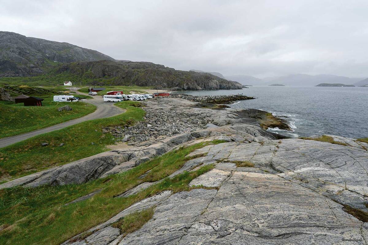 Grense Jakobselv (deutsch: Grenze Jakobsfluss) liegt an der Mündung des Flusses Jakobselva in die Barentssee an der Grenze zu Russland. An festen Gebäuden sind neben der König-Oskar-II.-Kapelle nur noch wenige Häuser erhalten, darunter das ehemalige Pfarrhaus.