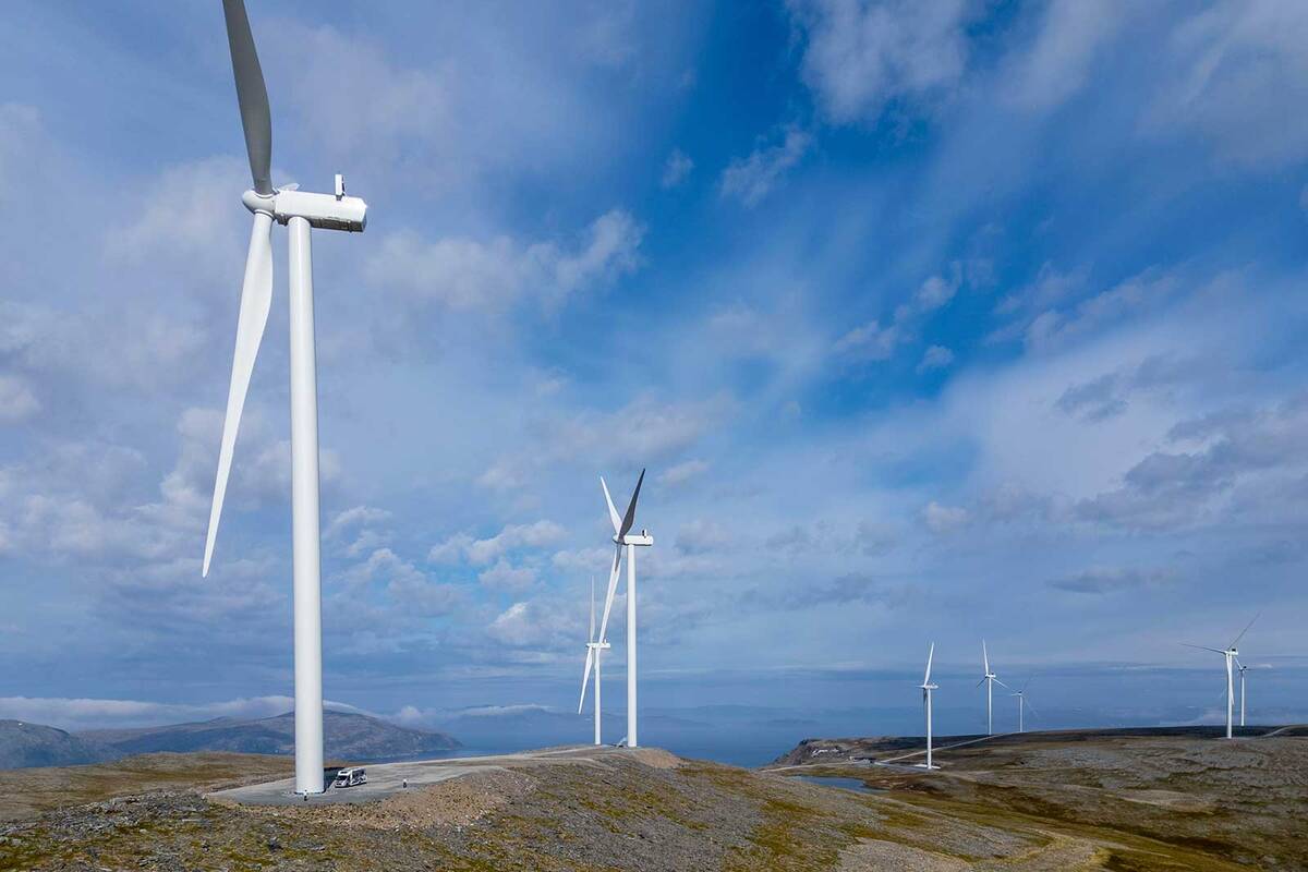 Le camping-car paraît tout petit à côté de l’éolienne du parc de Havøysund, situé au-dessus du petit village de pêcheurs de Havøysund, au bout de la route touristique nationale 889.