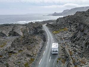 La Fylkesvei 341 (Fv341), une route qui ne fait pas plus de trois mètres de large sur une longue distance, est un prolongement de la E75 entre Vardø et Hamningberg et forme une portion de la route nationale touristique.