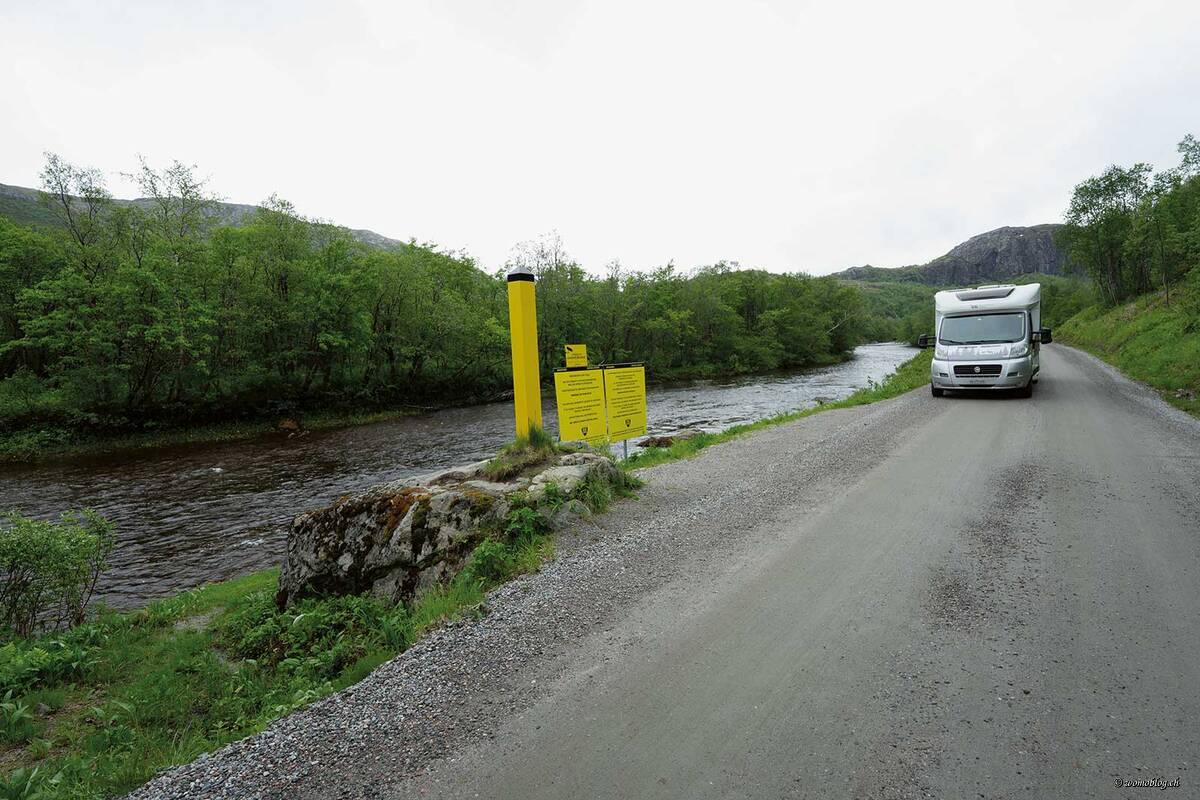 Les frontières sont marquées par des poteaux jaunes côté norvégien et des poteaux rouges et verts côté russe.