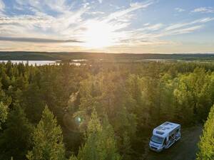 Après cette pesante ambiance à la frontière russo-norvégienne, nous sommes heureux de nous éloigner et de continuer le voyage dans un climat plus serein en passant par la Finlande.