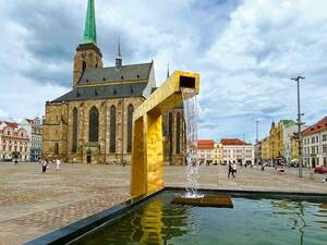 Die drei modernen goldenen Brunnen auf dem Pilsener Platz.