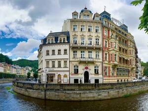In der Stadt Karlsbad ging einstdie Donaumonarchie zur Kur. In der Altstadt hat sie ihr Flair bewahrt.