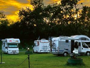 Herrliche Abendstimmung auf dem Caravan Park Camping in Prag, der auf einer Insel in der Moldau liegt.