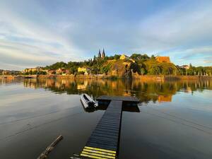 Blick über die Moldau auf das Zentrum von Prag.
