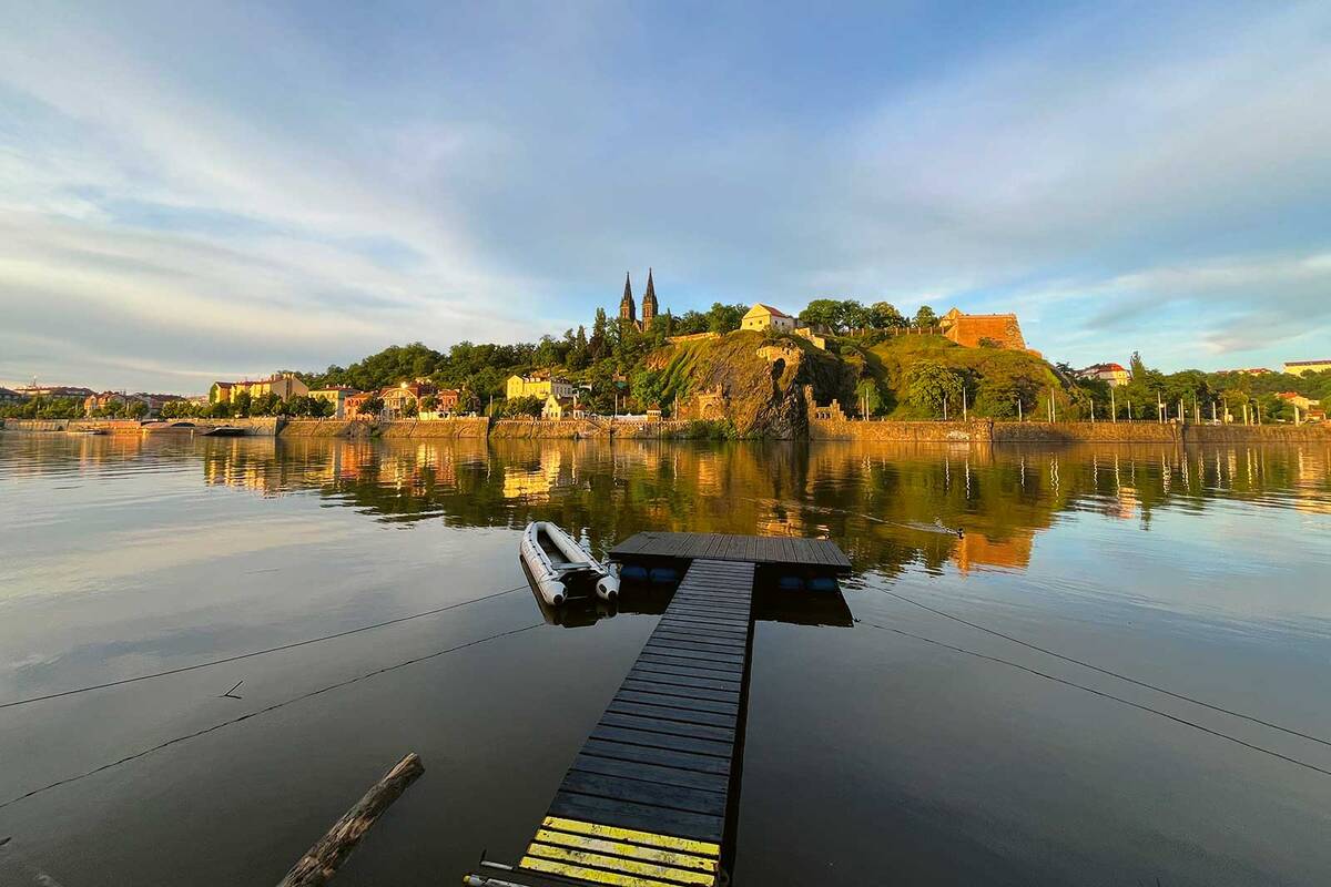 Blick über die Moldau auf das Zentrum von Prag.