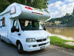 Mit dem Wohnmobil an der Moldau beim Camping in Prag.