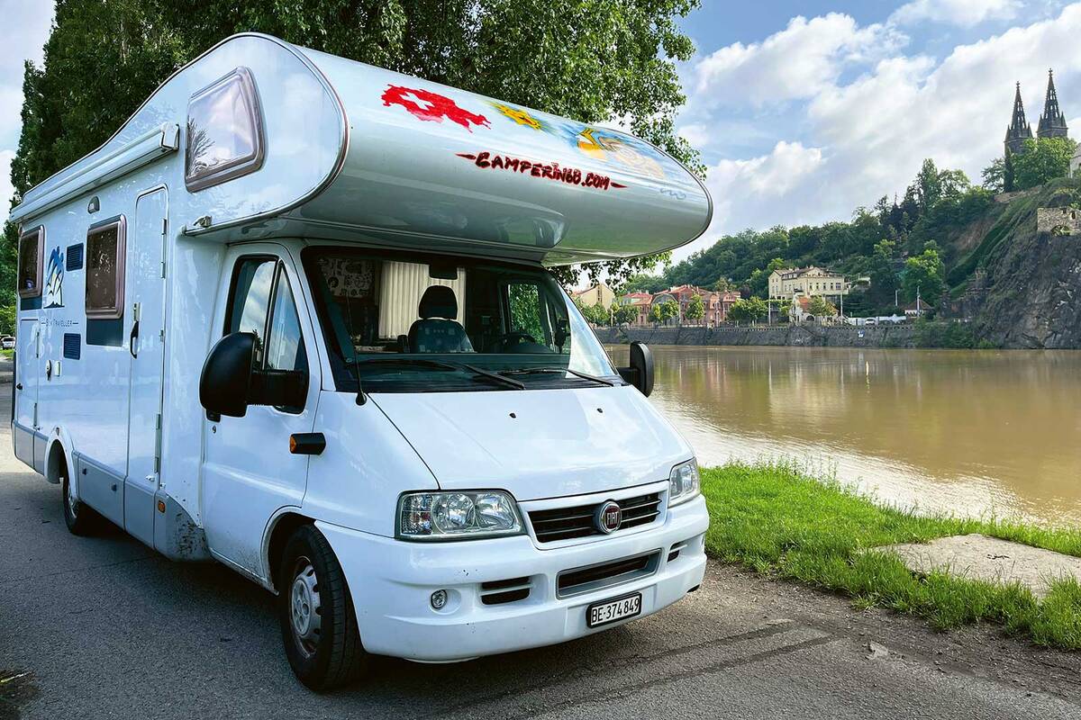 Mit dem Wohnmobil an der Moldau beim Camping in Prag.
