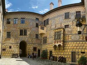 Mittelalterliches Ambiente im Burghof.