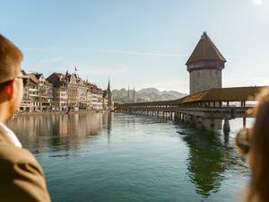 Luzern mit seiner berühmten Brücke ist einen Stopp wert.