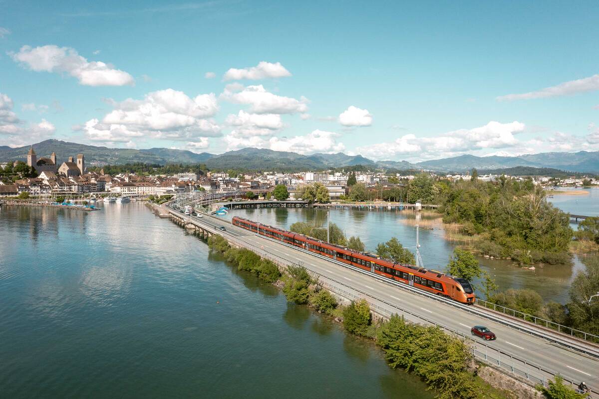 Bei der Anfahrt über den Seedamm nach Rapperswil thront das Schloss über dem Hafen.