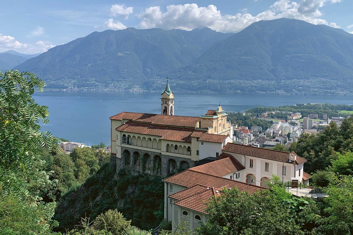 Blick von Locarno Madonna del Sasso auf die Stadt und den See.