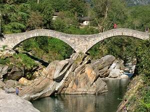 Die Bogenbrücke aus dem 17. Jahrhundert wird im Volksmund Römerbrücke genannt.
