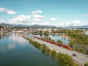 En approchant de Rapperswil par le Seedamm, on voit le château qui trône au-dessus du port.