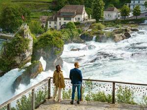 Les chutes du Rhin et leurs impressionnantes masses d'eau.