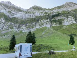 Je contemple les imposantes parois rocheuses du parking situé sur la Schwägalp.