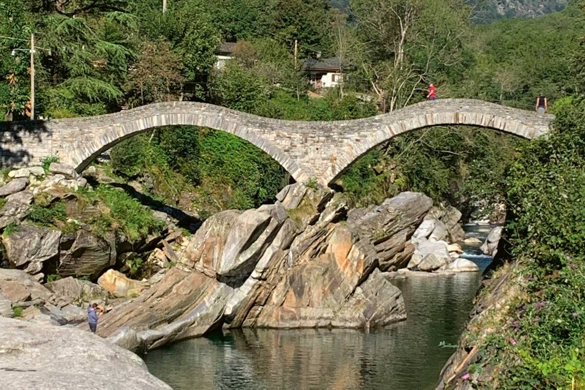 Le pont à arches du 17e siècle est communément appelé le pont romain.