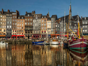 Der Hafen von Honfleur mit seinen sechsstöckigen Riegelhäusern, welche das Stadtbild prägen.