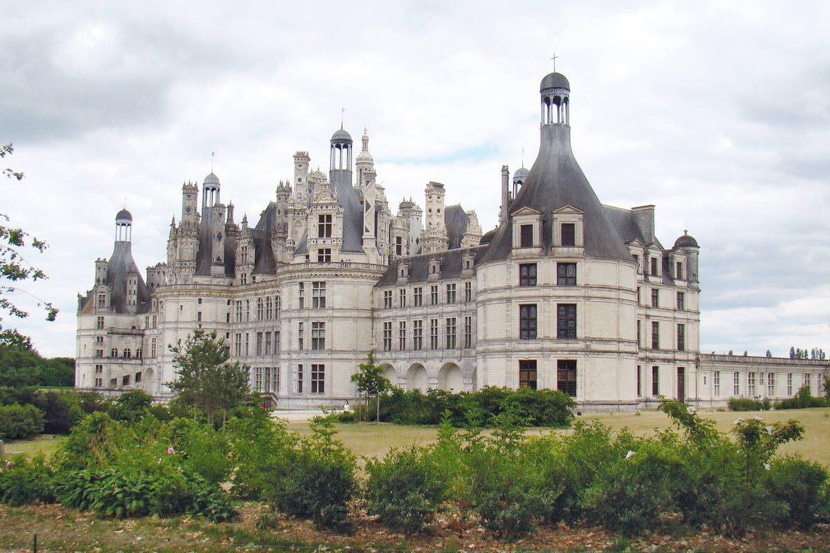 Das Schloss Chambord ist das prächtigste und grösste Schloss im Loiretal. Das ehemalige Jagdschloss wird von einer 32 Kilometer langen Mauer umgeben.