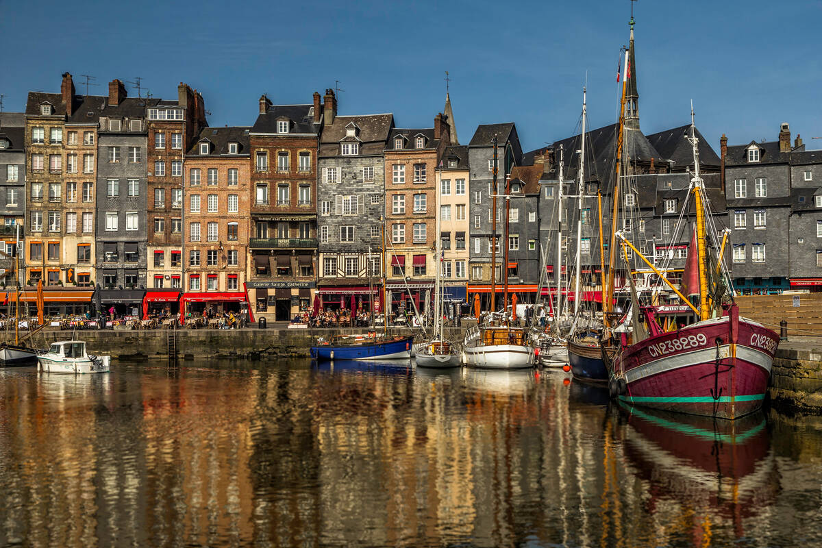 Le port de Honfleur, avec ses maisons à colombages de six étages qui sont une caractéristique de la ville.