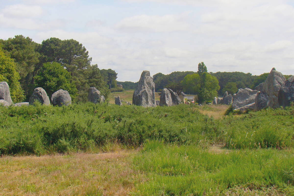 Les pierres de Carnac ont été érigées 4500 ans avant notre ère.