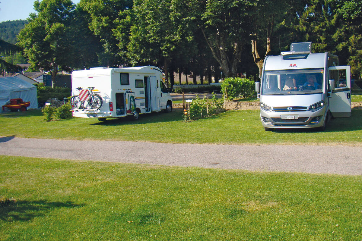 Nous passons la nuit à Savigny-lès-Beaune, au début et à la fin de notre voyage, au bord d’une rivière sur un terrain de camping à la situation idyllique.