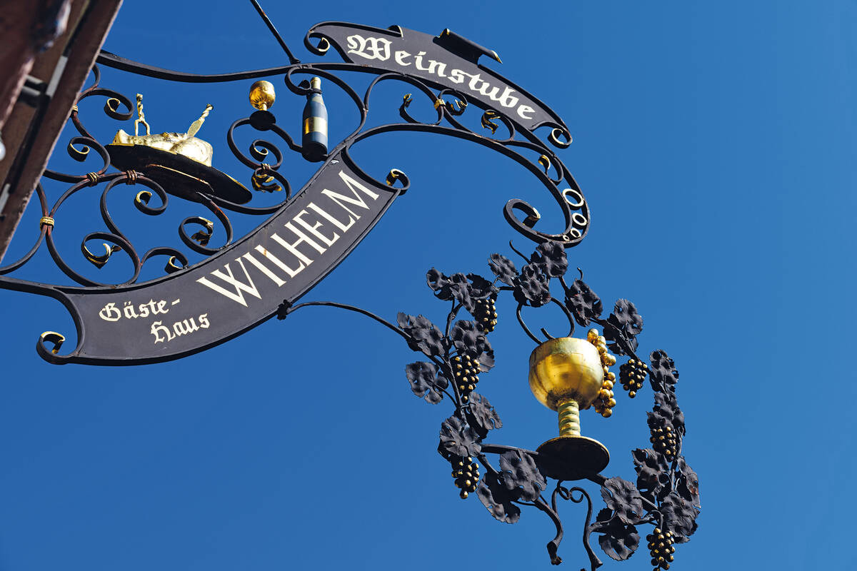 Enseigne en fer forgé d’un restaurant, où les couverts sont déjà plantés dans le rôti de quoi préparer au mieux ses papilles pour les délicieuses spécialités de la région.