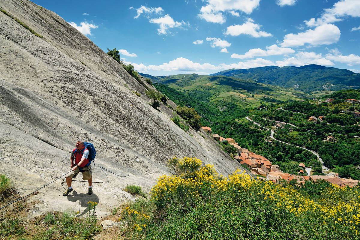 Die steilen Felsen über Castelmezzano können nur mithilfe von Stahlseilsicherungen bezwungen werden.