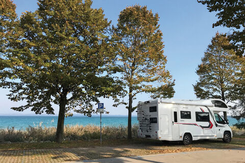 Vues sur le Lago di Garda : l’aire de parking à proximité de Sirmione.