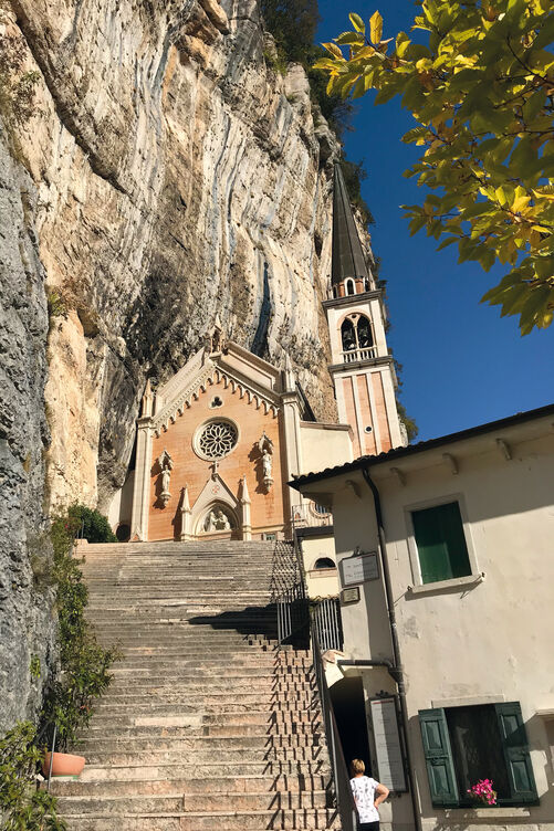 Impressionnante : l’église Madonna della Corona, bâtie dans la roche.