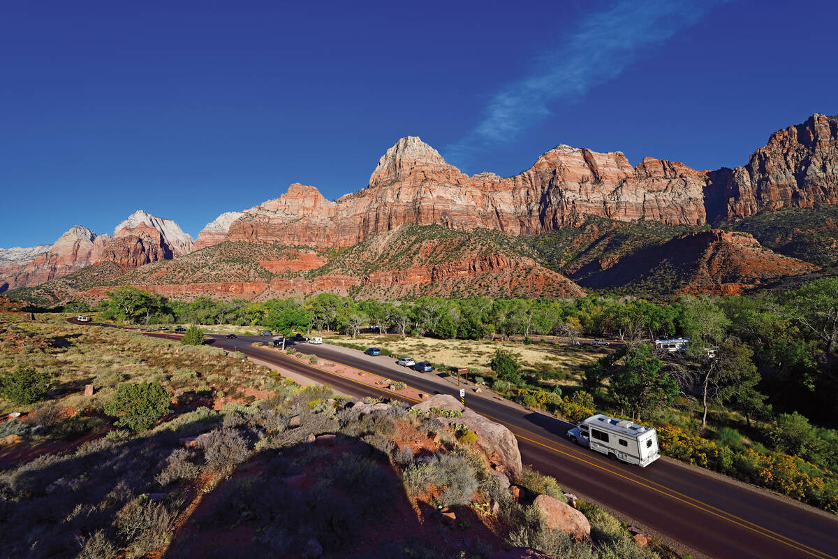 Die Parkstrasse des Zion N.P. führt in ein Kolosseum markanter Gipfel.
