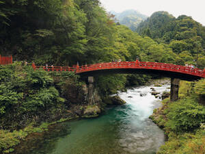 Le pont Shinkyo, le « pont sacré », se trouve à l’entrée des sanctuaires et temples de Nikko.