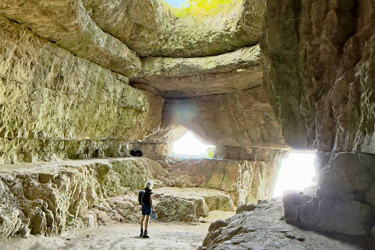 Die Szelim-Höhle bei Tatabánya ist eine der ältesten Siedlungsstellen Mitteleuropas. Hier wurden rund 200 000 Jahre alte menschliche Funde gemacht.