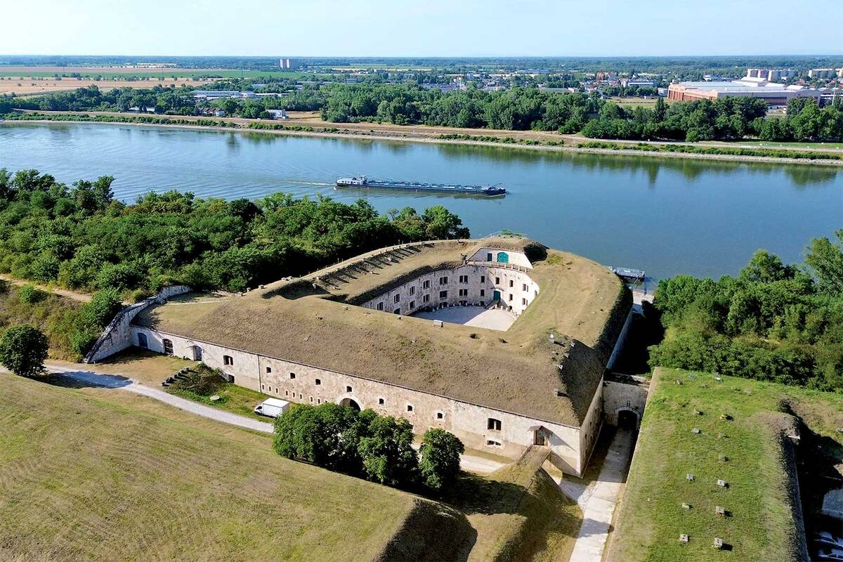 La forteresse de Monostori Erőd à Komárom, construite au XIXe siècle par les Habsbourg pour protéger la frontière du Danube contre les agresseurs venus du nord.