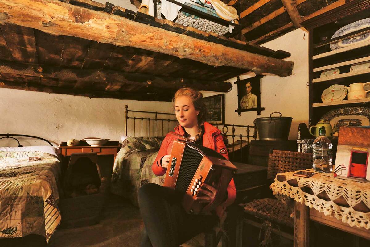 Das Kerry Bog Village bietet im Stile einer musikalisch begleiteten Zeitreise einen faszinierenden Einblick in das Leben und Arbeiten der Menschen in Irland im späten 19. Jahrhundert.