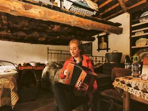 Das Kerry Bog Village bietet im Stile einer musikalisch begleiteten Zeitreise einen faszinierenden Einblick in das Leben und Arbeiten der Menschen in Irland im späten 19. Jahrhundert.