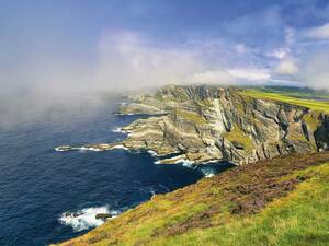 Abgrundtief schön: Die eindrucksvollen, rund 300 Meter hohen Cliffs of Kerry sind je nach Wetterbedingungen eingeschränkt zugänglich.