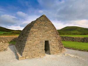 Das Gallarus Oratory ist der am besten erhaltene, in Trockenmauertechnik errichtete Kraggewölbebau der Insel und wurde im 8. Jahrhundert erbaut.
