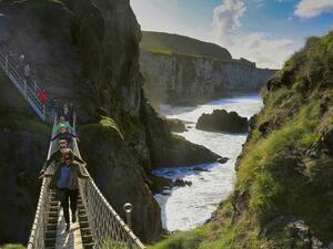 Ein bisschen Mut braucht es: Hängebrücke zur Miniinsel Carrick-a-Rede.