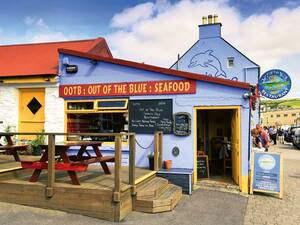 Des fruits de mer sont proposés à chaque coin de rue.