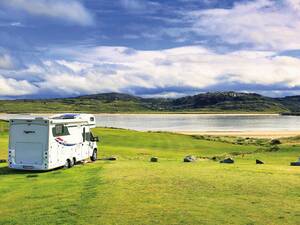 Nous trouvons un excellent emplacement au Rosguill Holiday Park.